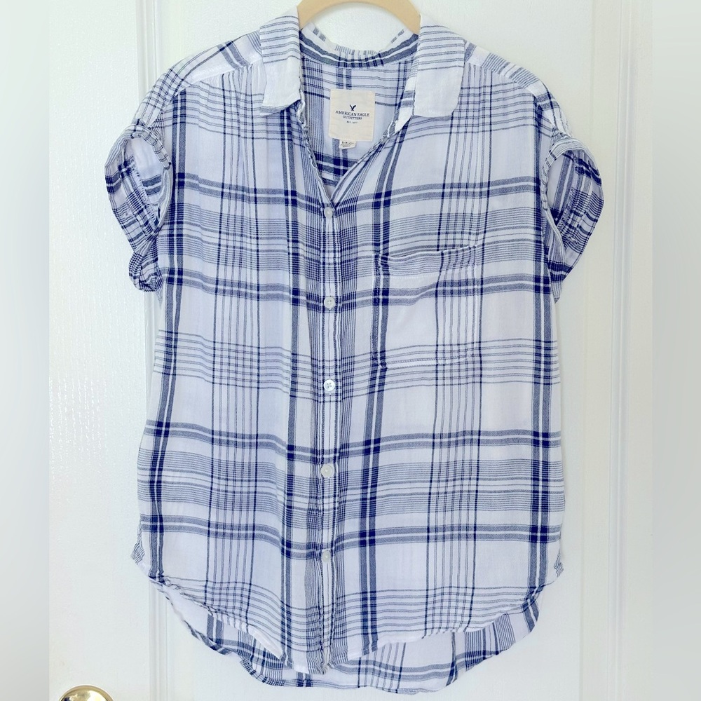 American Eagle button down short sleeve top. Women’s size small